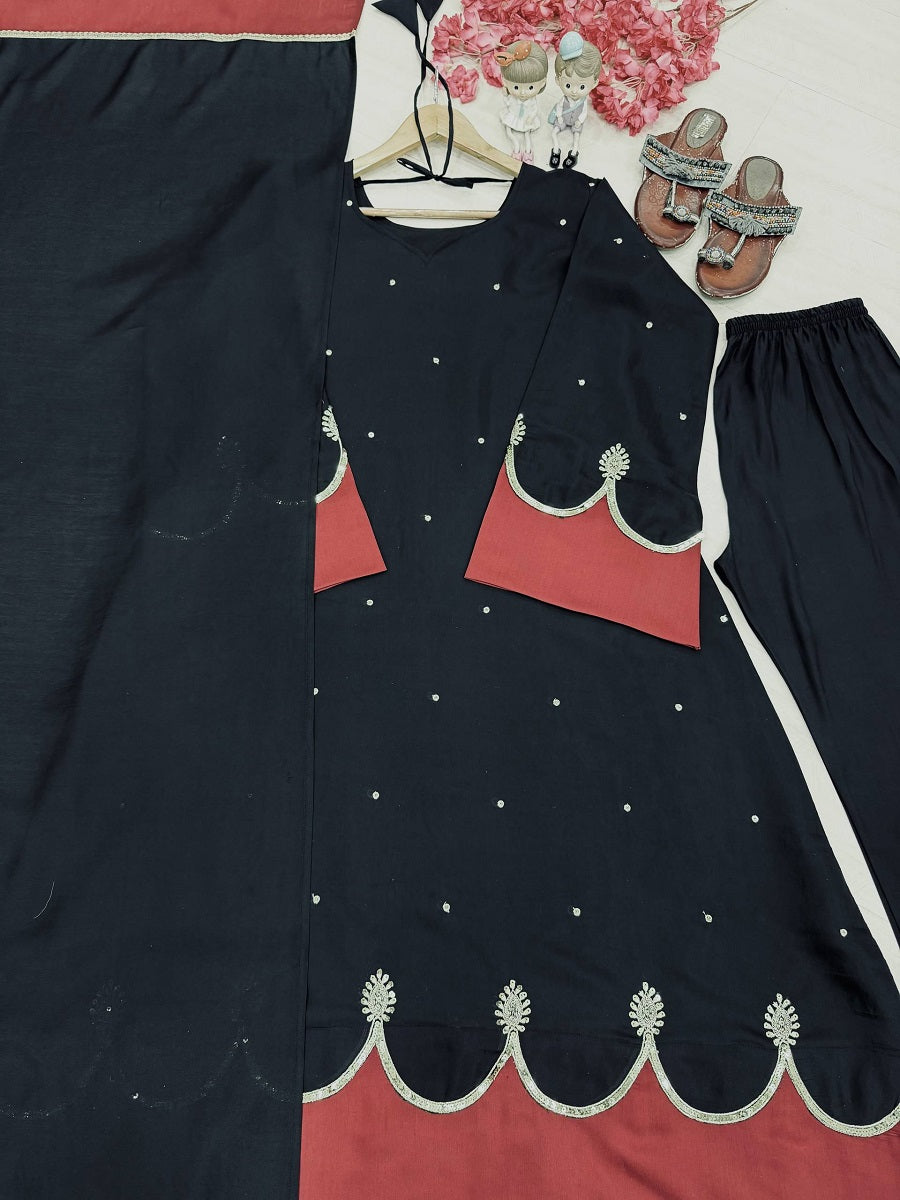 Women Designer Scalloped Kaftan Set with Mirror-Work & Bottoms