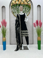 Load image into Gallery viewer, Heavy Faux Georgette Febric With Sequnce &amp; Thred Work And Pent On Crep Febric And Dupatta

