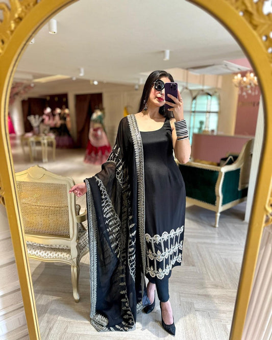Heavy Faux Georgette Febric With Sequnce & Thred Work And Pent On Crep Febric And Dupatta
