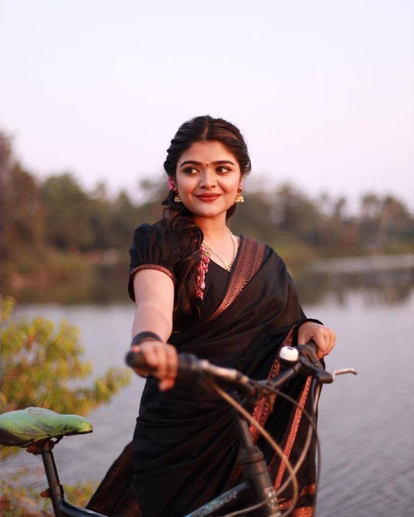 South Indian Golden Silk Jacquard Weaving  Work Saree Blouse