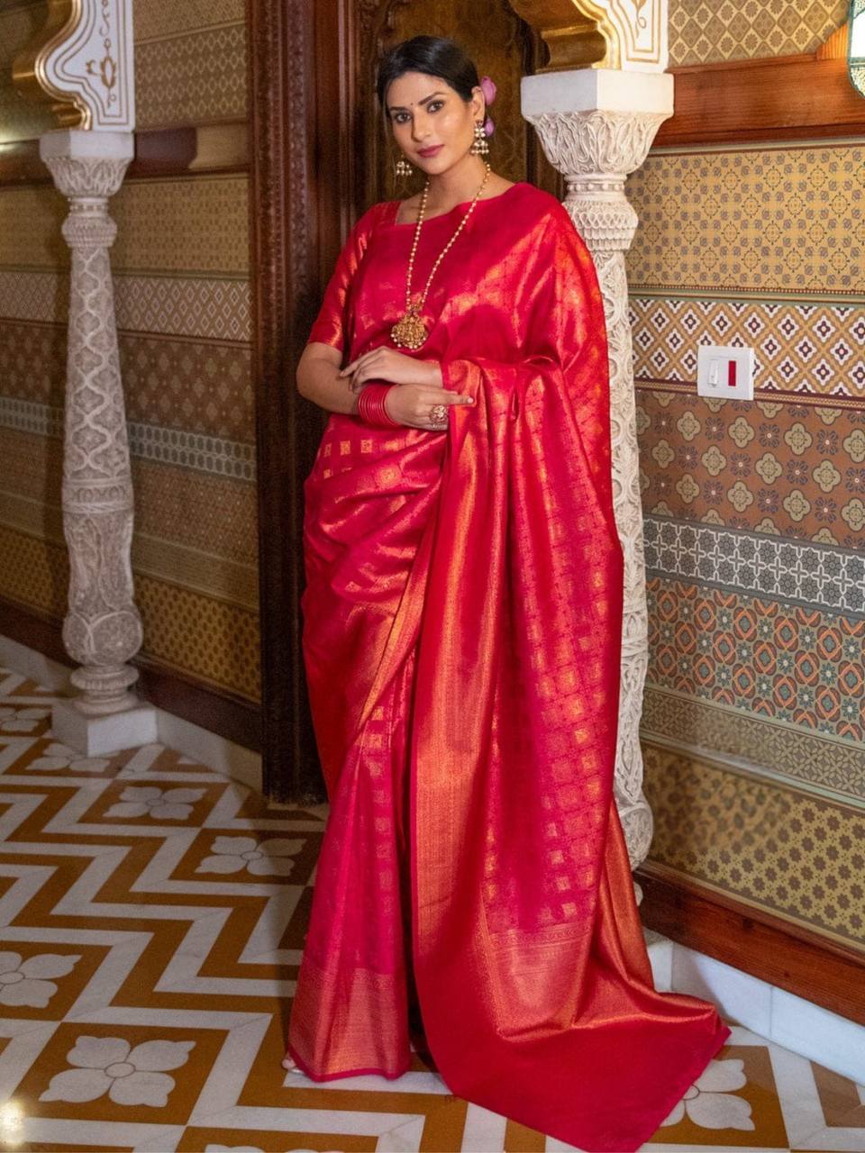 Glemorous Lichi Silk Treditional Wear Jacquard Weaving Saree