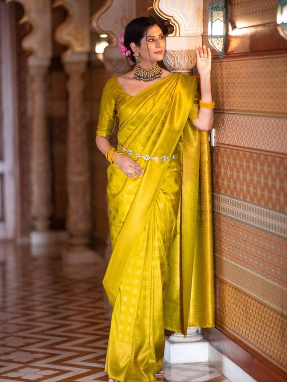 Glemorous Lichi Silk Treditional Wear Jacquard Weaving Saree