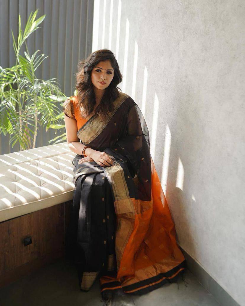 Red Slub Lilan Jacquard Weaving Glemorous Saree With Contrast Blouse