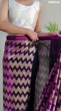 Load and play video in Gallery viewer, 1 Minutes Readymade Heavy Knitting Saree With Foil Print in Zig Zag Pattern
