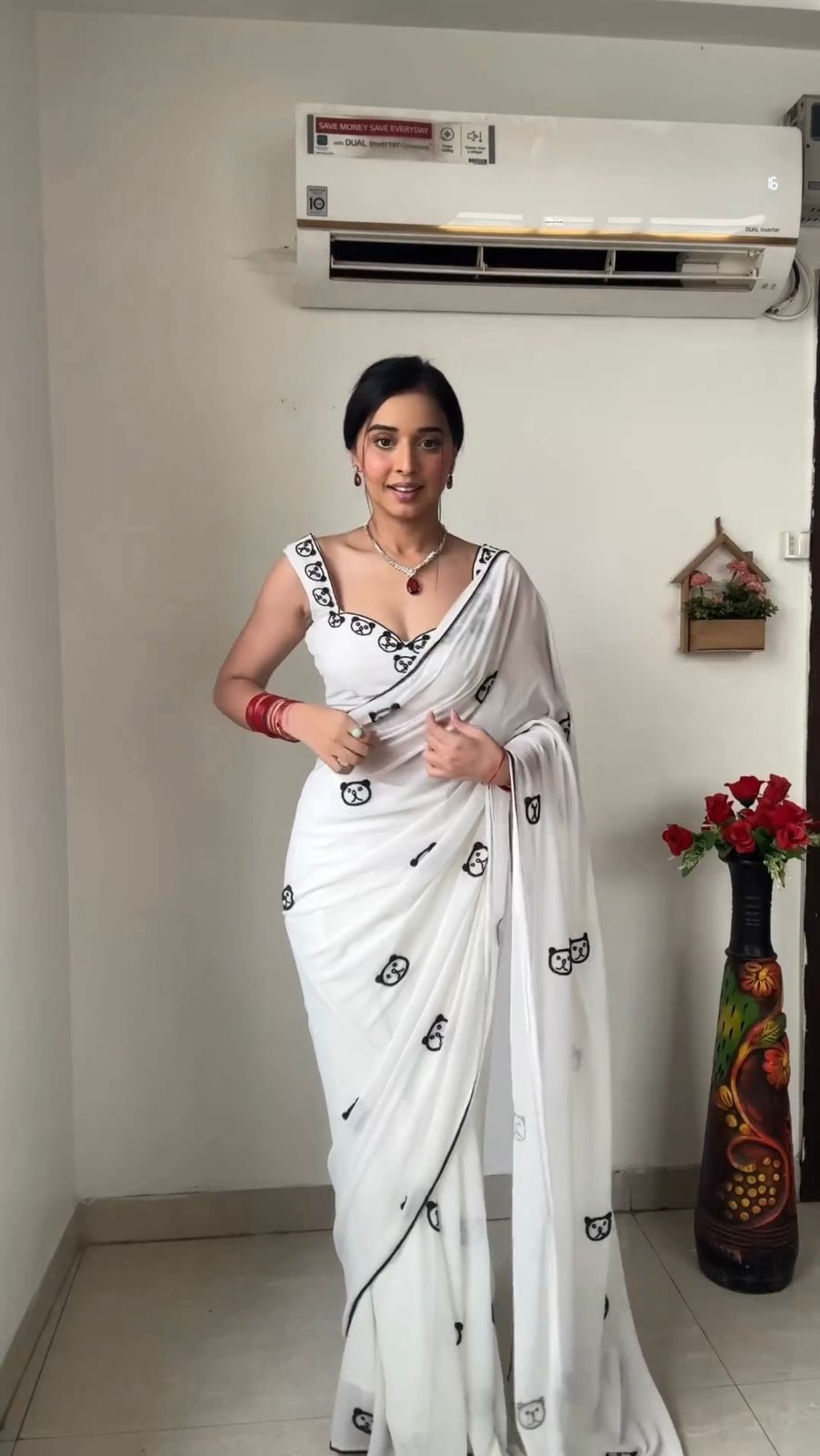 Beautiful White Georgette 1 Min Saree with Unstitched Blouse