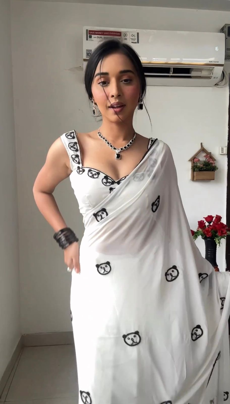 Beautiful White Georgette 1 Min Saree with Unstitched Blouse