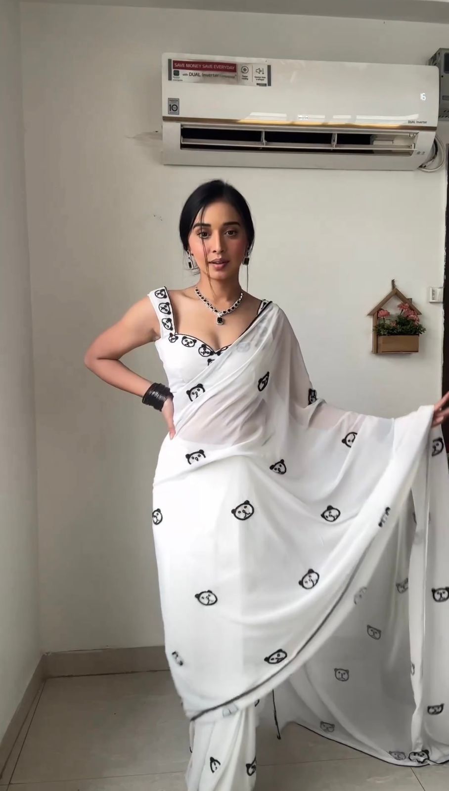 Beautiful White Georgette 1 Min Saree with Unstitched Blouse