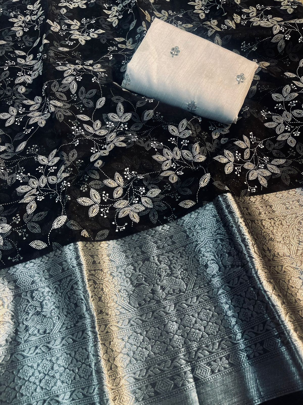 Beautiful Organza Jacqaurd Foil Pigment Work Saree