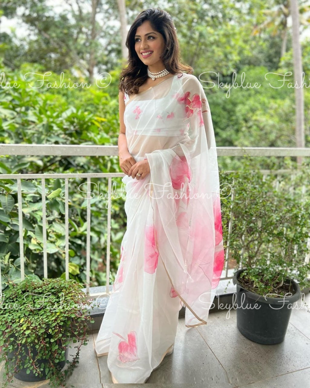 Alluring White Sof Organza Silk Print n Foil Hand Work Designer Saree